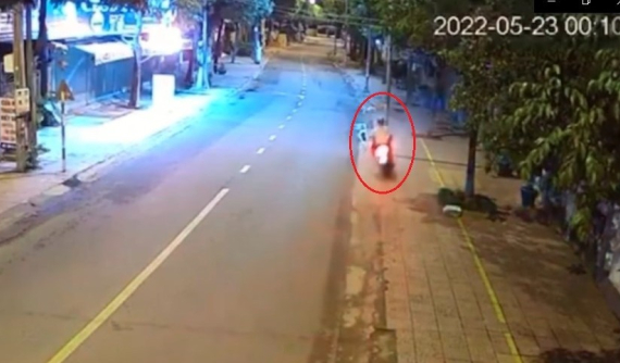 Video: Tông vào cột đèn với tốc độ "xé gió", nam thanh niên đi xe côn tay Honda Winner tử vong