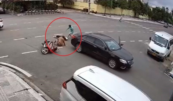 Video: Sau tai nạn, nữ tài xế vội vã xuống xe, quên cả phanh khiến chiếc ô tô lùi về phía sau, cuốn 1 người vào gầm