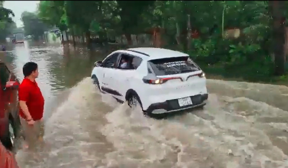 Xôn xao với video quay cảnh chiếc ô tô VinFast VF e34 lội nước băng băng trên đường Hà Nội