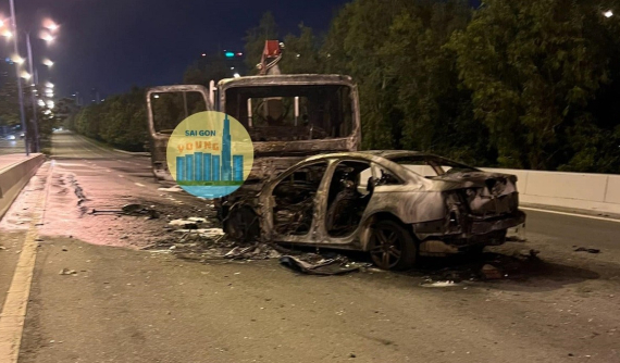 Video quay khoảnh khắc chiếc xe sang Audi chạy ngược chiều trước khi va chạm trực diện với xe tải cẩu rồi bốc cháy