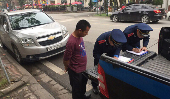 Bật đèn khẩn cấp khi dừng, đỗ xe thì có bị phạt không? Bật đèn khẩn cấp vô tội vạ bị xử lý như thế nào?