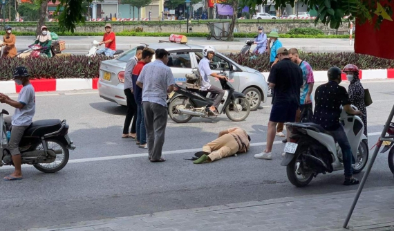 Video: Nam thanh niên điều khiển xe máy vượt đèn đỏ, tông gãy chân CSGT tại Ninh Bình
