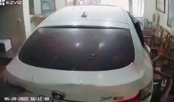 Video: SUV hạng sang BMW X6 lùi nhanh như cắt, lao thẳng vào quán phở tại Hà Nội