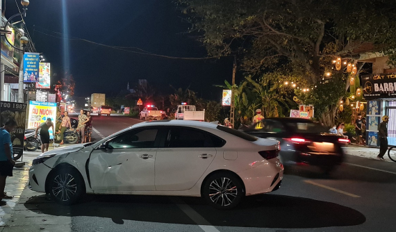 Video: Va chạm với ô tô Kia K3 đang sang đường, người đi xe máy tử vong