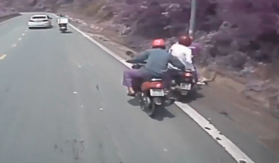 Video: Người đàn ông đi xe máy kéo chiếc xe ga bị mất phanh trên đèo Tam Đảo, cứu sống 1 gia đình