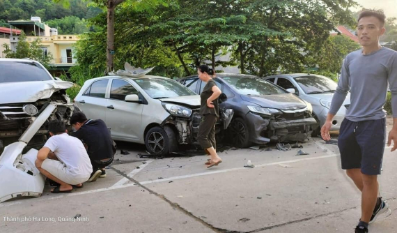 Video quay hiện trường vụ xe bán tải Ford Ranger tông liên hoàn 10 chiếc ô tô đang đỗ tại Quảng Ninh