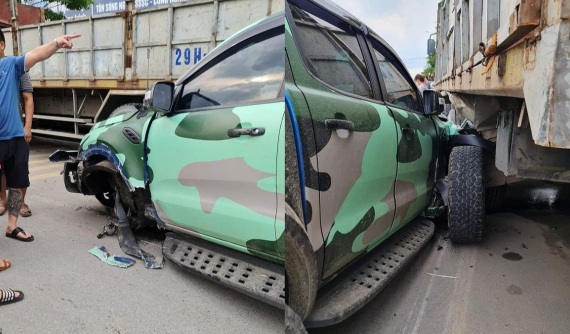 Hà Nội: Xe bán tải Ford Ranger Raptor rụng cả 2 bánh sau va chạm liên hoàn với Mercedes-Benz và ô tô tải