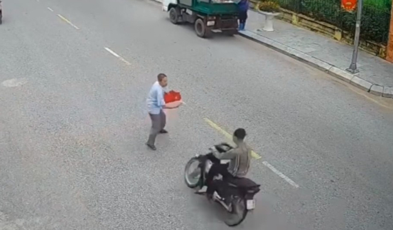 Video: Thanh niên điều khiển xe máy tốc độ cao, tông văng người đàn ông đi bộ sang đường tại Hà Nam