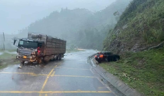 "Biệt thự di động" Lexus LX570 tông rụng bánh ô tô tải trên quốc lộ 6