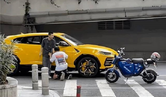 Thanh niên tông móp siêu xe Lamborghini Urus rồi quỳ xuống xin chủ xe bỏ qua và pha "lật mặt như bánh tráng" gây phẫn nộ