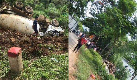 Video: Va chạm với người đi xe máy sang đường, xe trộn bê tông lật ngửa bên đường