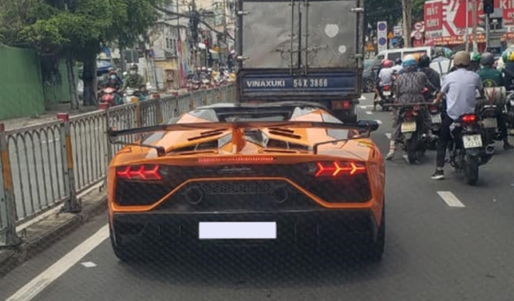 Siêu xe Lamborghini Aventador SVJ Roadster chính thức ra biển số sau nửa năm về nước