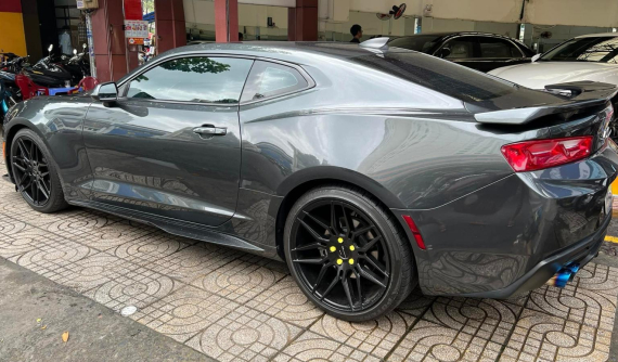 Chevrolet Camaro đời 2017 đã nâng cấp body kit được rao bán gần 2 tỷ đồng
