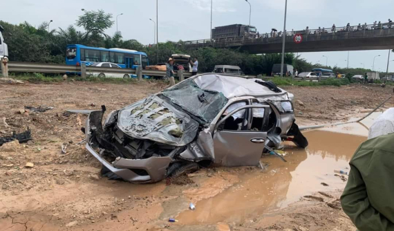 Video quay cận cảnh chiếc Toyota Fortuner "nát bươm" sau va chạm với Lexus RX trên đại lộ Thăng Long