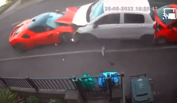 Video: Siêu xe Ferrari SF90 Stradale tông liên hoàn 5 chiếc ô tô, tài xế "bỏ của chạy lấy người"