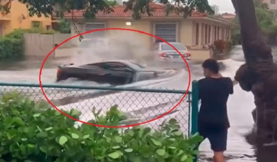 Video: Xe thể thao gầm thấp Chevrolet Corvette gây choáng khi lội nước như tàu ngầm