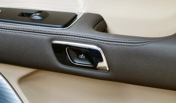 Cách thoát ra ngoài khi nút mở cửa điện tử bên trong xe không hoạt động