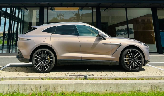 Aston Martin DBX chính hãng tiếp tục về nước với màu sơn cực độc