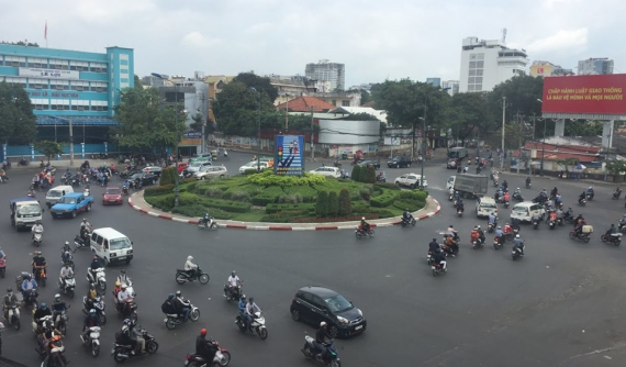 Ra/vào vòng xuyến có cần bật đèn xi nhan không? Mức xử phạt mới nhất 2023 như thế nào?
