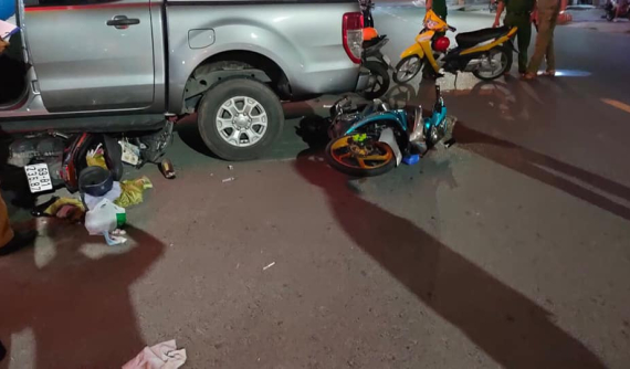 Video quay khoảnh khắc xe bán tải Ford Ranger lùi về phía sau, tông liên hoàn 2 xe máy