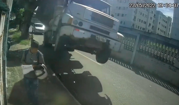 Video: Ô tô tải vướng vào cành cây, đầu xe chồm lên, suýt đè trúng nam thanh niên đứng bên đường