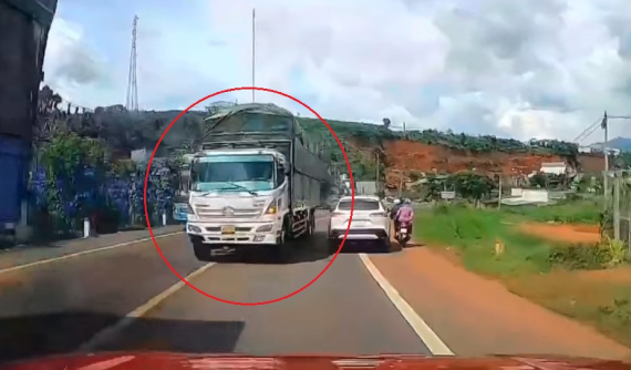 Video: Ô tô tải vượt ẩu, ép xe con Toyota Corolla Cross va chạm với 2 người đi xe máy