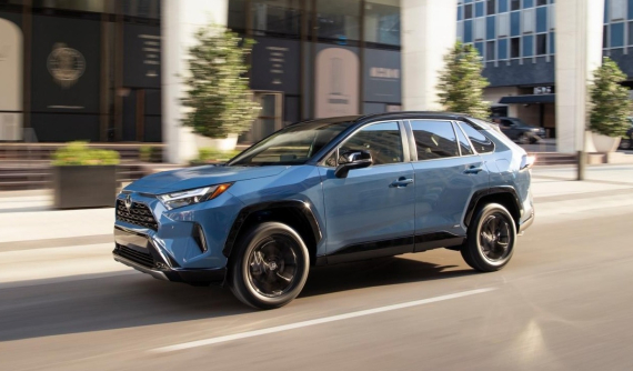 Giá xăng dầu tăng cao "lùa" khách hàng đến với xe hybrid và ô tô điện