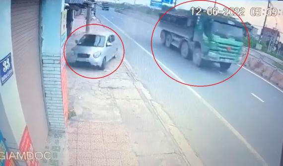 Video quay khoảnh khắc xe ben đẩy ô tô con Kia Morning vào nhà dân khiến 2 người tử vong rồi bỏ chạy