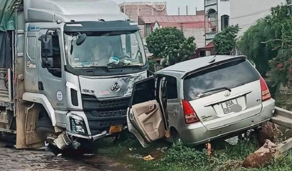 Video: Ô tô tải lao sang làn đường ngược chiều, tông liên hoàn xe bồn và xe con Toyota Innova tại Hưng Yên