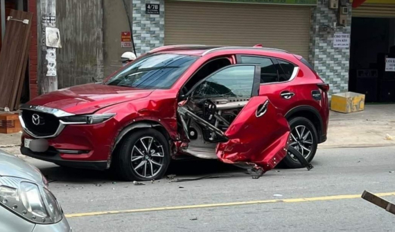 Video: Quên thu chân trụ, tài xế xe tải cẩu "xé toạc" cửa của chiếc Mazda CX-5