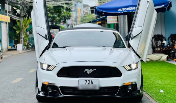 Ford Mustang mui trần chưa đủ độc, tay chơi Vủng Tàu quyết định độ thêm cửa cắt kéo cho xe
