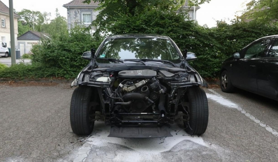 Đỗ qua đêm trong bãi, xe sang BMW 3-Series bị kẻ trộm "lột sạch" phụ tùng ngoại thất và nội thất