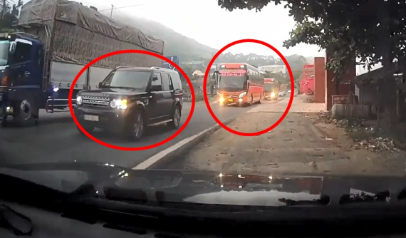 Video quay khoảnh khắc xe Land Rover cùng 3 xe giường nằm nối đuôi vượt ẩu trên QL20, ép ô tô con lên lề đường
