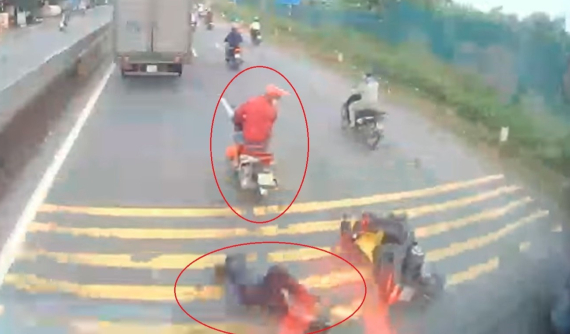 Video: 2 xe máy va chạm với nhau, 1 phụ nữ ngã ra đường, bị xe bồn cán tử vong tại Hải Phòng