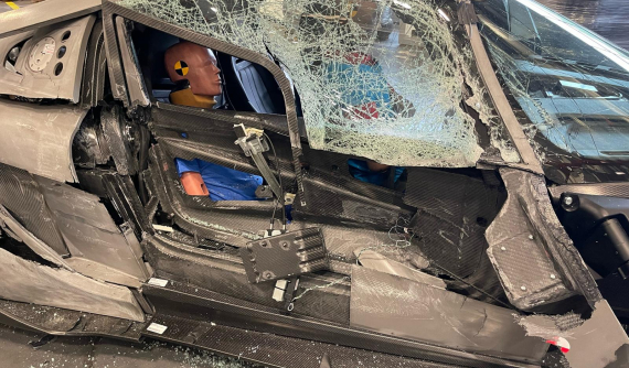 Video chứng minh đẳng cấp của siêu xe: không cần túi khí mà vẫn an toàn khi va chạm bên sườn