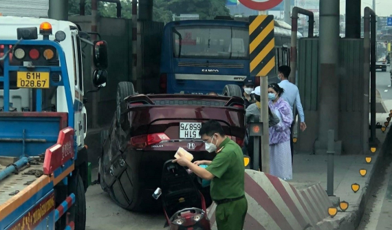 Video: Tranh nhau vào trạm thu phí, ô tô con Honda City của nữ tài xế va chạm với xe buýt và lật ngửa