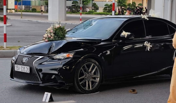Hải Phòng: Ô tô đón dâu Lexus IS va chạm với xe xích lô, một người bị thương nặng