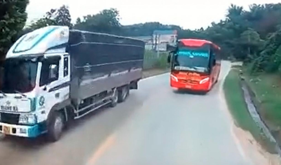 Video: Tránh xe khách vượt tại khúc cua, ô tô tải lao xuống rãnh bên đường và lật ngang tại Tuyên Quang