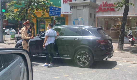 Thực hư phía sau thông tin cầu thủ Quang Hải lái Mercedes-Benz GLC vượt đèn đỏ, bị CSGT "hỏi thăm"