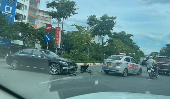 Hà Nội: Va chạm với taxi, ô tô hạng sang Mercedes-Benz S-Class vỡ nát đầu xe