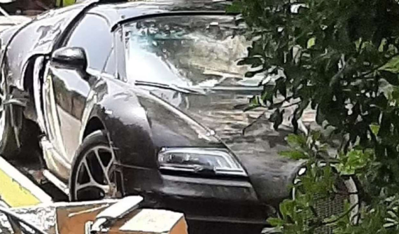 Siêu phẩm Bugatti Veyron Grand Sport Vitesse của tiền đạo Cristiano Ronaldo bị hỏng dưới tay vệ sĩ
