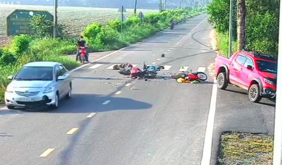 Video: Xe bán tải sang đường nhanh như cắt, gây tai nạn khiến 2 cô gái đi xe máy bị ô tô Toyota Vios tông tiếp