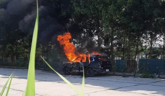 Video: Ô tô 7 chỗ bốc cháy, người lái tử vong bên trong xe