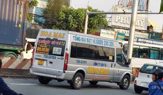 Video: Tránh xe máy khi đang chạy cố để kịp đèn xanh, xe khách Hoa Mai gây tai nạn liên hoàn