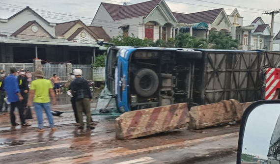 Video quay khoảnh khắc xe khách bị lật trên quốc lộ 1 khiến 1 người tử vong