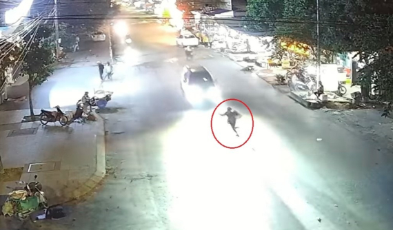 Video: Người phụ nữ vác bao tải chạy sang đường, bị ô tô Toyota Fortuner tông văng hàng chục mét