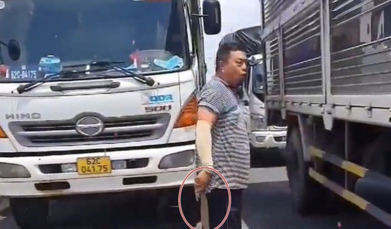 Video: Không nhường đường xe cứu thương, tài xế xe tải còn cầm hung khí đe dọa, thách thức