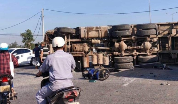 Video: Xe ben tông liên hoàn 2 xe máy và đâm lật xe đầu kéo đang sang đường trên quốc lộ 1A