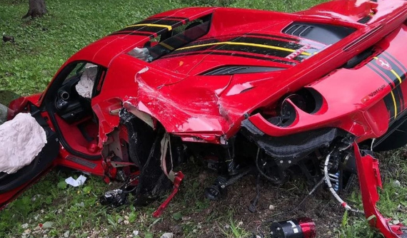 Vụ tai nạn này chứng minh độ an toàn và "đáng đồng tiền" của siêu xe Ferrari F8 Spider
