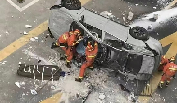 Ô tô thử nghiệm rơi từ tầng 3 tòa nhà trụ sở chính của hãng Nio xuống đất, 2 nhân viên tử vong